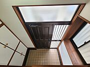 木目の温もりと柔らかな光が、心地よい空間を演出します。