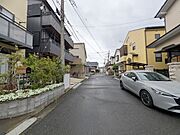 駐車が苦手な方にも嬉しい、前面6ｍ道路に面した住まい。 