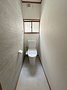 新しくお住まいになる方のことを考えて、トイレも新品に交換しました。 