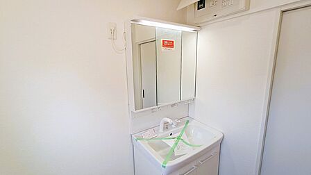 お出かけ前の身だしなみに一歩差がつく三面鏡。
