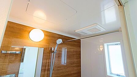 空気もこもらず、いつもクリーンな浴室乾燥機付。