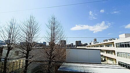 前面の住まいとの距離感があるから、圧迫感を感じません。