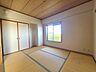 和室：木の温もりと畳の香りが心地よい、穏やかな空間。