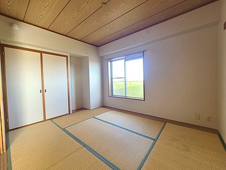 木の温もりと畳の香りが心地よい、穏やかな空間。
