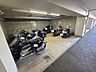 その他：バイクが整然と並び、心穏やかな時を刻む駐輪スペース
