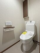 新しくお住まいになる方のことを考えて、トイレも新品に交換しました。 