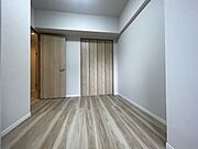今からここを誰のお部屋にしようか、そんな洋室。