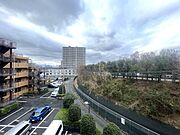 ゆったりとした緑地の多い立地ならでは！緑に包まれた環境です。 