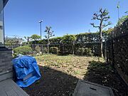 広々とした南庭は、太陽の下のリビングかもしれません。 