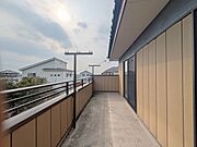 南向きバルコニーでお洗濯ものはいつもカラッと乾きます。 