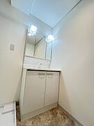収納豊富な三面鏡付洗面化粧台。水回りのあれこれがキレイに収まりそうですね。 