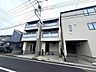 外観：最寄り駅徒歩8分の近さ。通勤通学に便利で、駅周辺の生活施設も利用しやすい。 