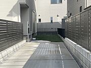 小さなお庭はメンテナンスが楽でちょうど良いかも知れませんね。 