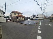 整然とした街並みに、穏やかな日常が息づく。