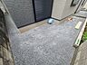外観：建物の周囲に整えられたスペースは、日々の暮らしに静かなゆとりをもたらしてくれます。