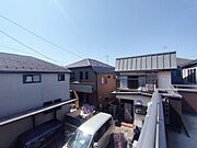 前面の住まいとの距離感があるから、圧迫感を感じません。 