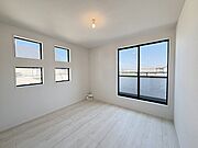 たっぷりの陽光に包まれる明るい住まいが、ここにあります。 