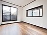 寝室：バルコニーからはたっぷりと太陽の光が舞い込みます。 