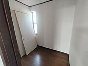 季節ものも段ボールにしまい込んだ衣類も入る。うれしいサイズの納戸です。 