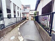 セカンドカーにも便利、駐車2台可の敷地。 