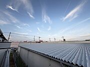 低層住居専用地域ならではのベランダの光景。辺りには高い建物がありません。 