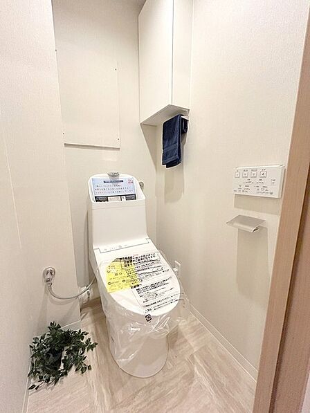 新しくお住まいになる方のことを考えて、トイレも新品に交換しました。 