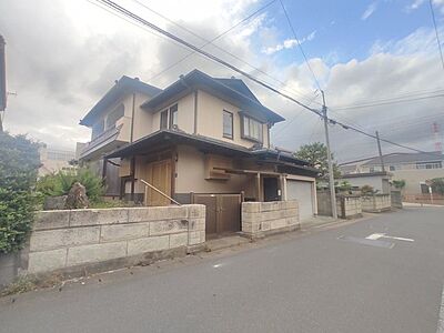 外観:前面道路は歩道も整備され、小さなお子様にも安心です。 外観:前面道路は歩道も整備され、小さなお子様にも安心です。