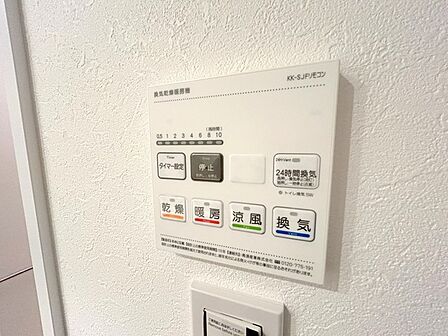 空気もこもらず、いつもクリーンな浴室乾燥機付。