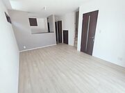 リビング空間とダイニング空間とか使い分けやすい間取り配置。対面式でキッチン立つ人の視界も良好です。 
