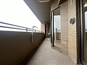 ゆとりの広さを確保したバルコニー。お布団を干すのも、この広さならラクラク。 