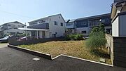 車通りの少ない閑静な住宅地、のびのびした子育てに適します。 