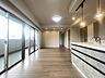 リビング/ダイニング：最寄り駅が徒歩4分。駅近に住めば、家族そろった朝食タイムがさらに楽しく。 