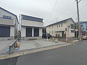 幅員の狭い道ですが、車通りの少ない住宅街に立地してます。 