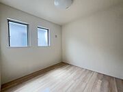 今からここを誰のお部屋にしようか、そんな洋室。大きさは5帖です。 