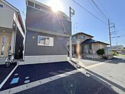 マイカースペースを1台分確保。現地で車幅と共にご確認ください。 