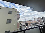 青い空と白い雲が広がる、穏やかな眺め。 