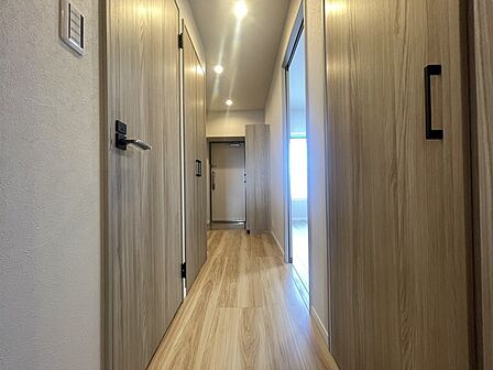 木目調のぬくもりが統一感を生み出し、暮らしの動線を静かに整える洗練された空間が広がっています