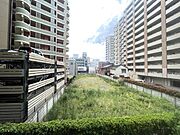 幹線道路から1本入った現地は、想像以上に静かに感じられます。 