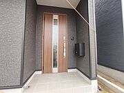 ポーチのついた新築分譲物件。玄関の印象はいかがでしょうか？入口からご覧ください。 