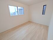 今からここを誰のお部屋にしようか、そんな洋室。大きさは6帖です。 
