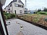 外観：ベッドタウンにスタンダードなサイズのお庭付き。 