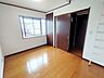 洋室：今からここを誰のお部屋にしようか、そんな洋室。大きさは6帖です。 