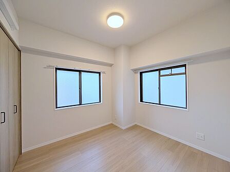 角部屋の特権、2面採光で明るく開放感があります。