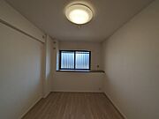 こちらの洋室は誰にも使いやすいサイズ感 