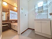 温かな木目調と清潔感のある空間で、心安らぐひとときを。