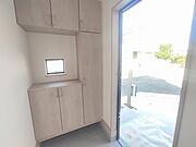 シンプルなデザインの玄関収納。 