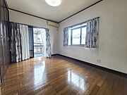 木目の深い色合いが落ち着いた空気感を演出し、日々の暮らしに穏やかな安らぎをもたらしてくれる住空間です。