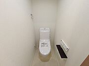 新しくお住まいになる方のことを考えて、トイレも新品に交換しました。 
