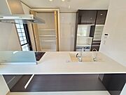洗練されたデザインと機能性が調和し、日々の暮らしに心地よいゆとりを生み出す上質な空間です。