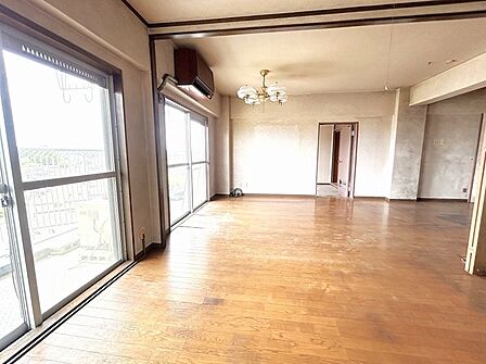 たっぷりの陽光と、心地よい風が舞い込みます。 